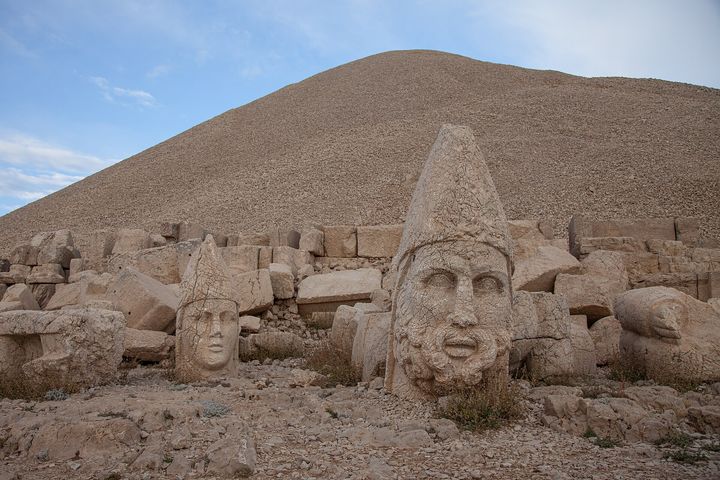 ネムルート山 巨石像の日の出
