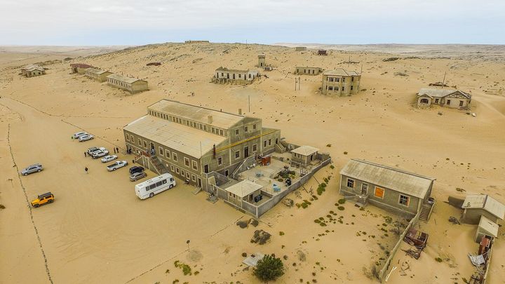 コルマンスコップ（砂に埋まる廃墟）