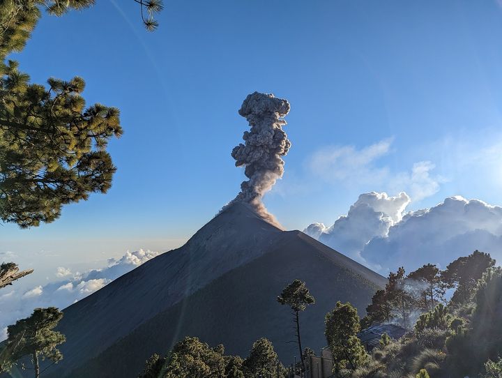 アカテナンゴ火山（フエゴ火山の噴火）