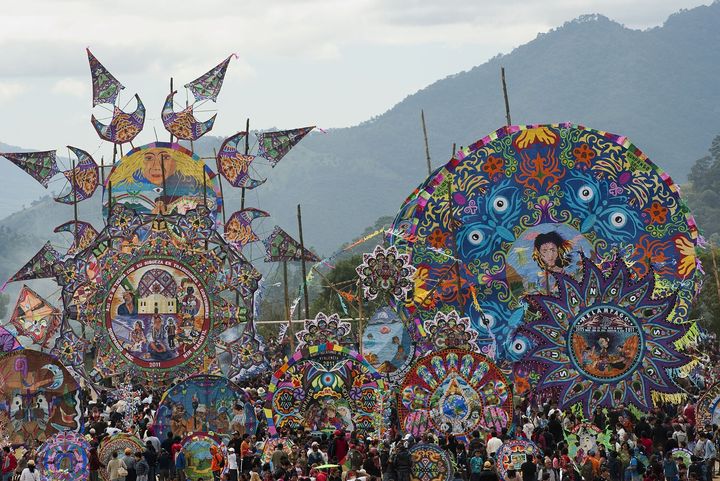 スンパンゴ 巨大凧祭り（死者の日）